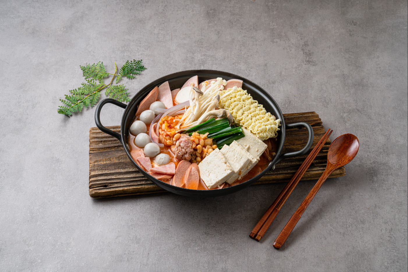 減脂期也能安心吃火鍋，選擇清爽湯底與原型食材的火鍋畫面